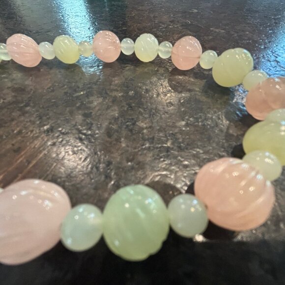 BEAUTIFUL VINTAGE GREEN & PINK JADE DRAGON CLASP BEADED 30" NECKLACE - Picture 2 of 4